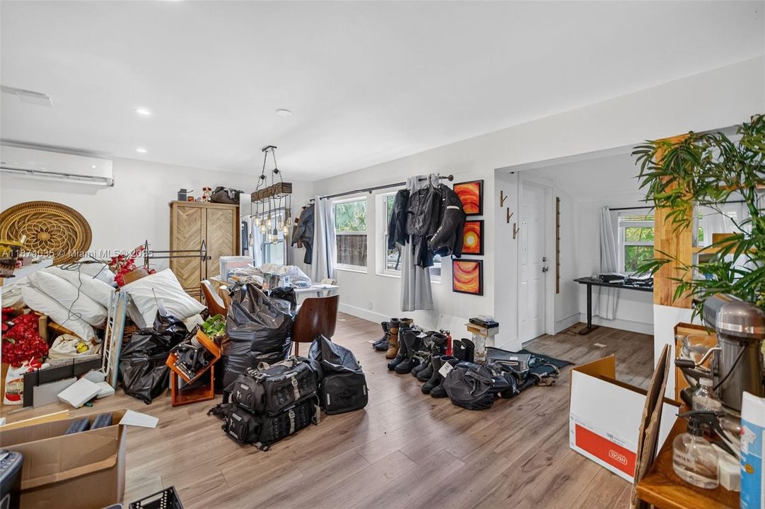 Activo con contrato: $669,000 (4 camas, 2 baños, 2608 Pies cuadrados)