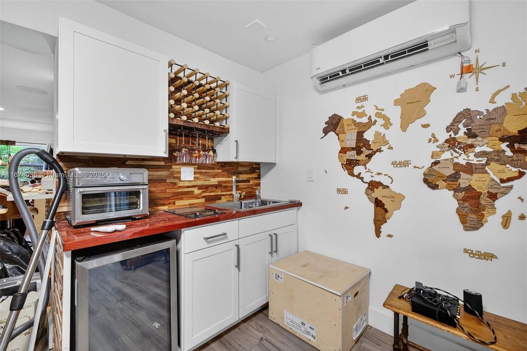 Activo con contrato: $669,000 (4 camas, 2 baños, 2608 Pies cuadrados)