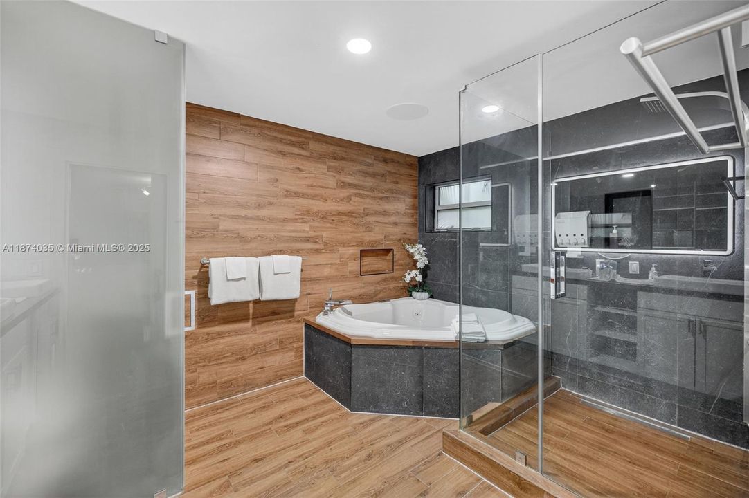 Activo con contrato: $669,000 (4 camas, 2 baños, 2608 Pies cuadrados)