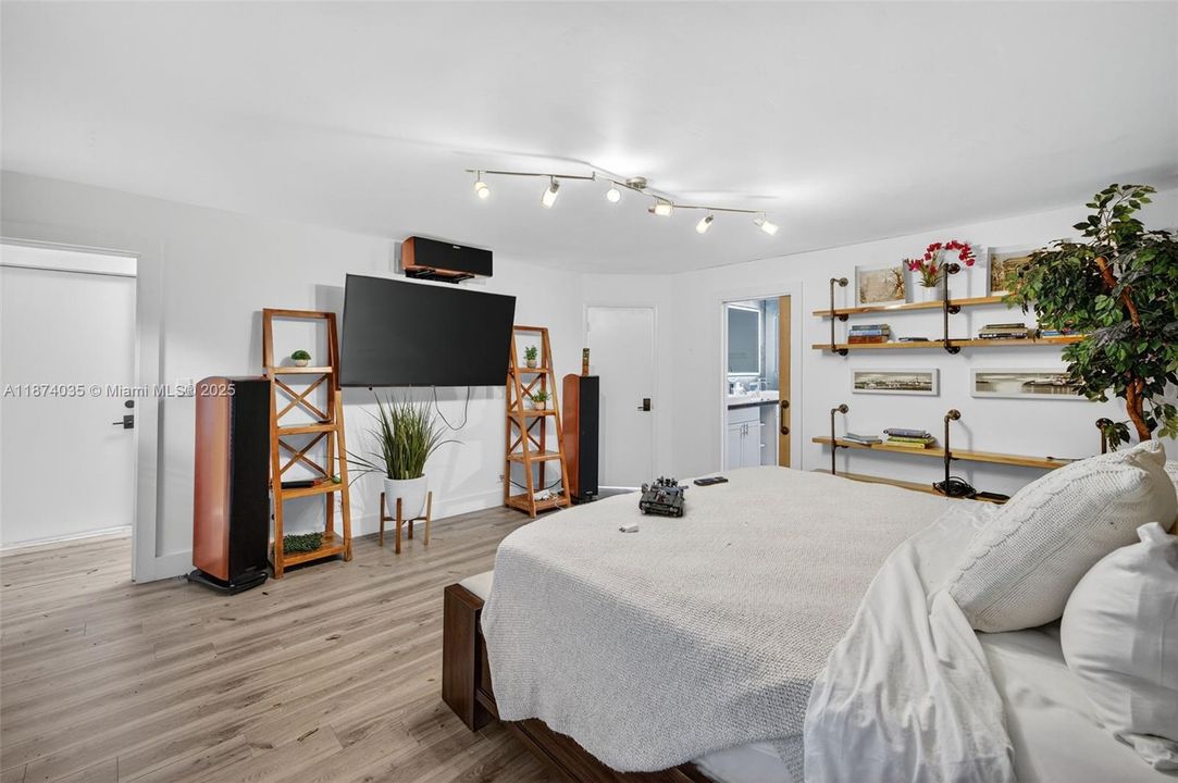 Activo con contrato: $669,000 (4 camas, 2 baños, 2608 Pies cuadrados)