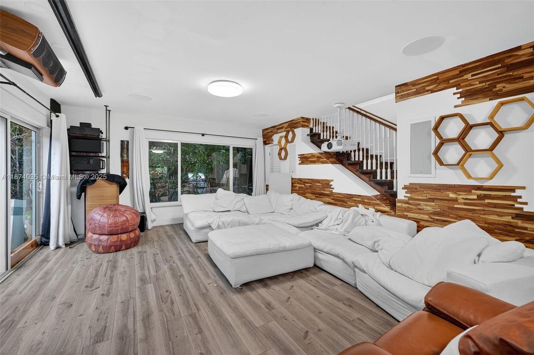 Activo con contrato: $669,000 (4 camas, 2 baños, 2608 Pies cuadrados)