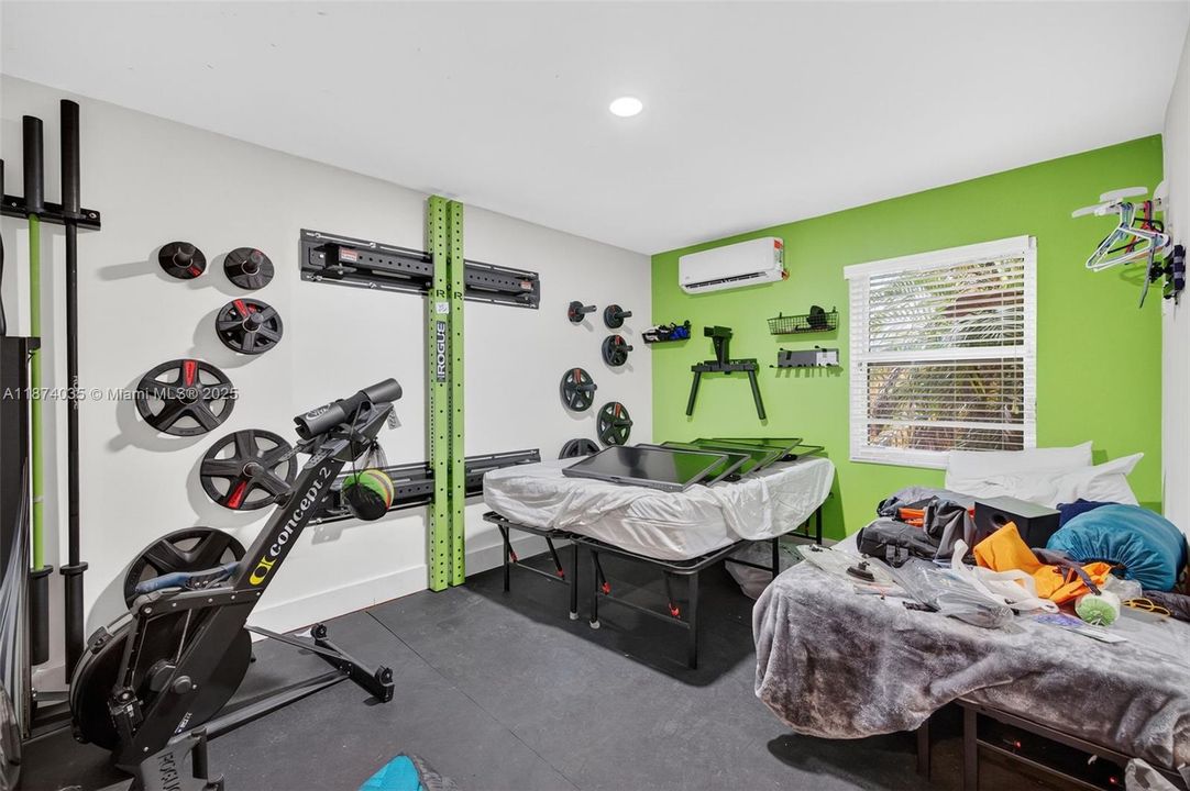 Activo con contrato: $669,000 (4 camas, 2 baños, 2608 Pies cuadrados)