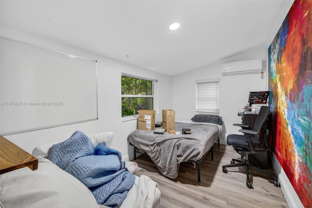 Activo con contrato: $669,000 (4 camas, 2 baños, 2608 Pies cuadrados)