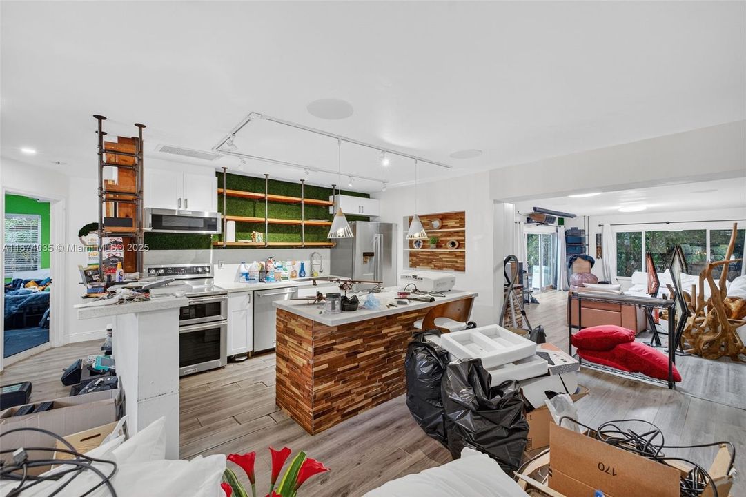 Activo con contrato: $669,000 (4 camas, 2 baños, 2608 Pies cuadrados)