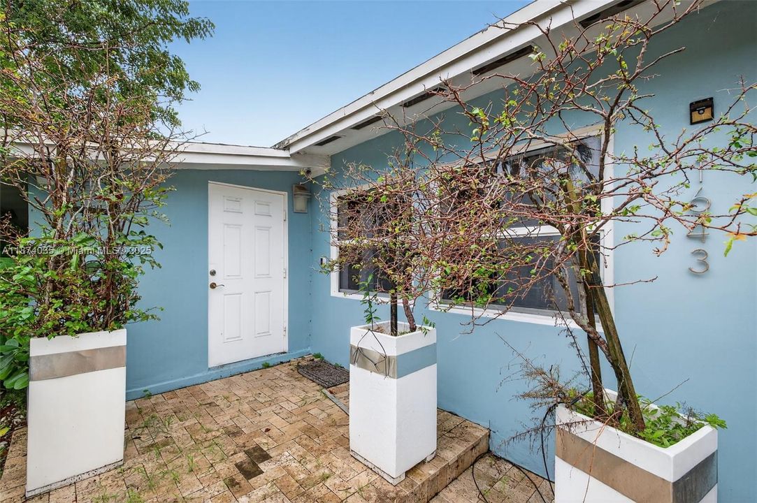 Activo con contrato: $669,000 (4 camas, 2 baños, 2608 Pies cuadrados)