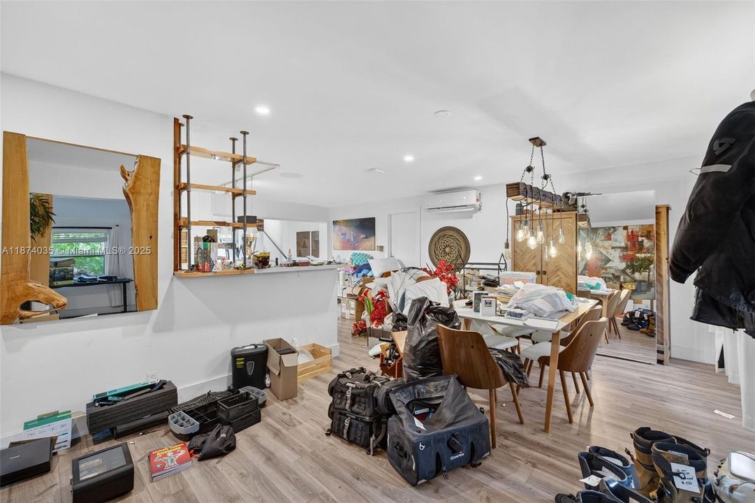 Activo con contrato: $669,000 (4 camas, 2 baños, 2608 Pies cuadrados)