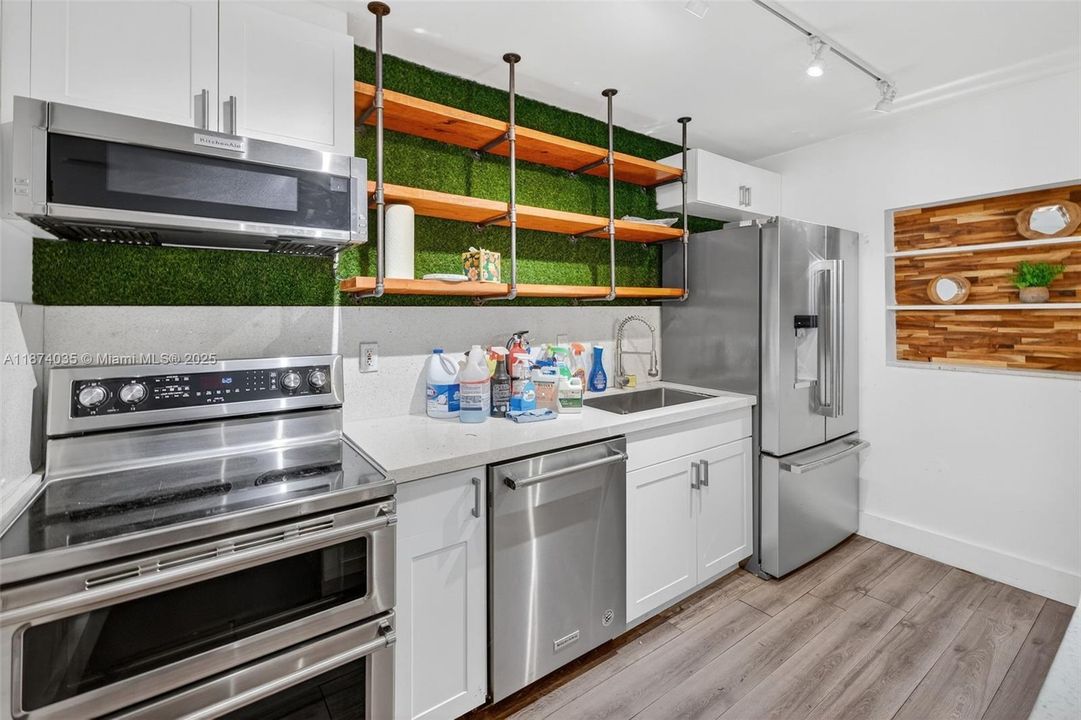 Activo con contrato: $669,000 (4 camas, 2 baños, 2608 Pies cuadrados)