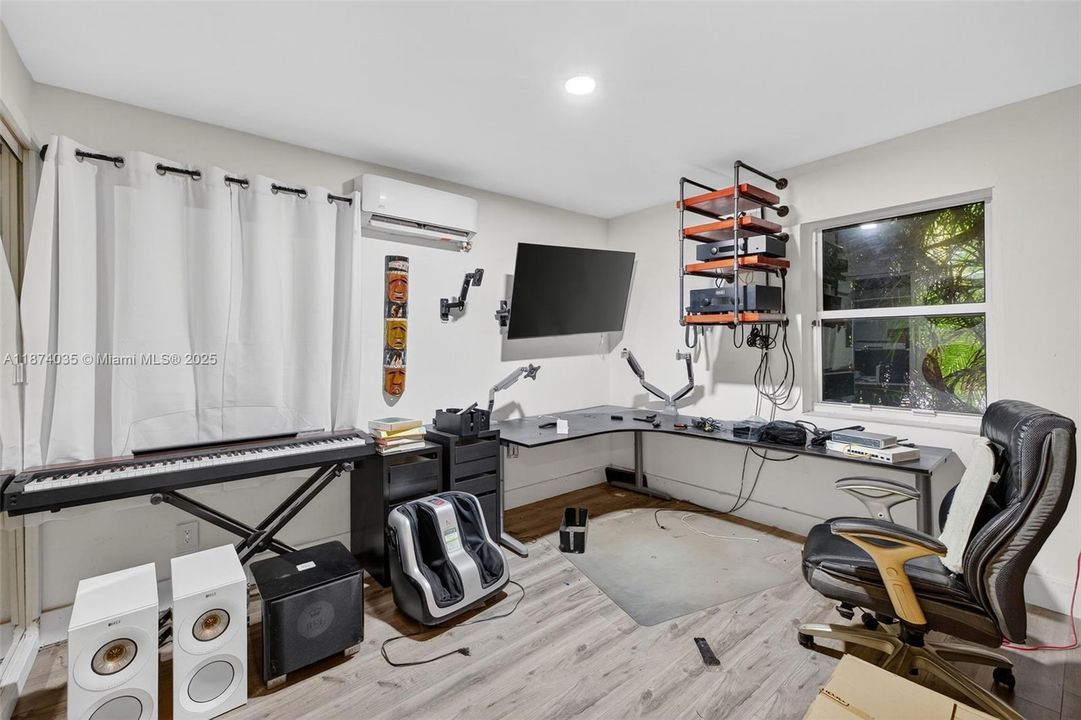 Activo con contrato: $669,000 (4 camas, 2 baños, 2608 Pies cuadrados)