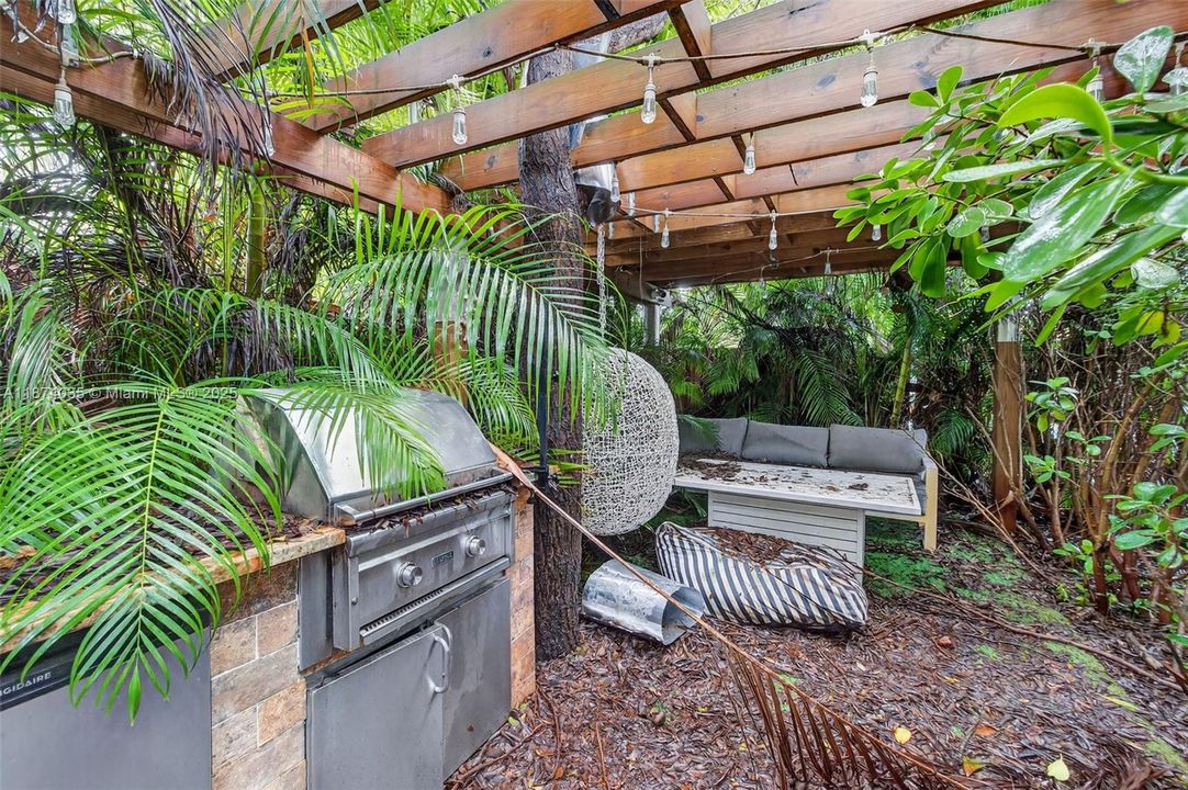 Activo con contrato: $669,000 (4 camas, 2 baños, 2608 Pies cuadrados)