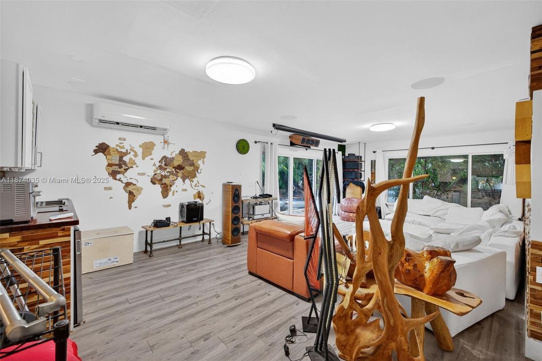 Activo con contrato: $669,000 (4 camas, 2 baños, 2608 Pies cuadrados)