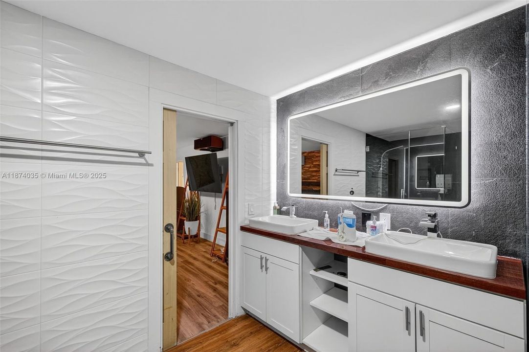 Activo con contrato: $669,000 (4 camas, 2 baños, 2608 Pies cuadrados)