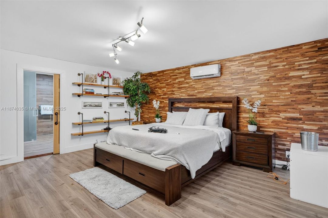 Activo con contrato: $669,000 (4 camas, 2 baños, 2608 Pies cuadrados)