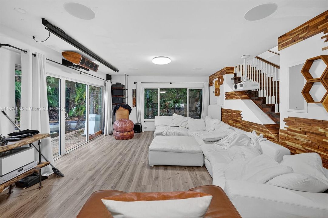 Activo con contrato: $669,000 (4 camas, 2 baños, 2608 Pies cuadrados)