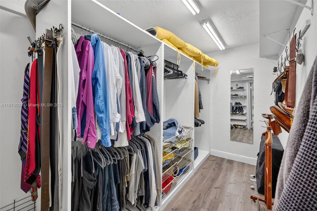 Activo con contrato: $669,000 (4 camas, 2 baños, 2608 Pies cuadrados)