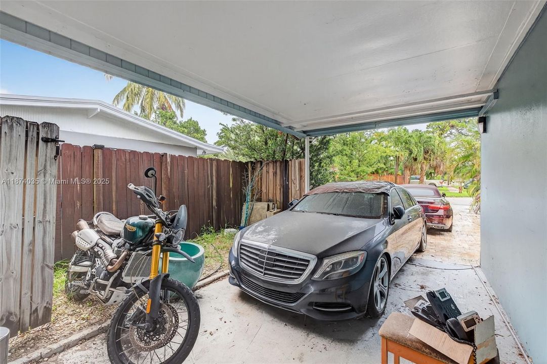 Activo con contrato: $669,000 (4 camas, 2 baños, 2608 Pies cuadrados)