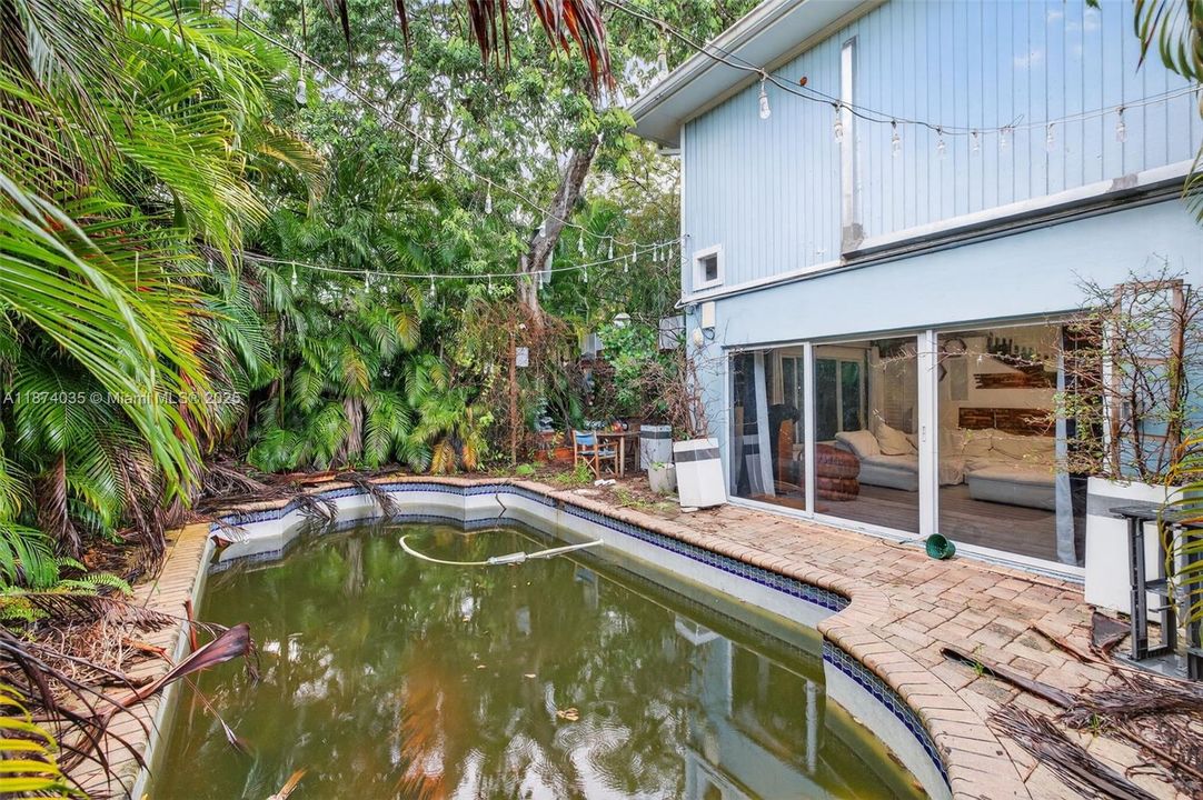 Activo con contrato: $669,000 (4 camas, 2 baños, 2608 Pies cuadrados)