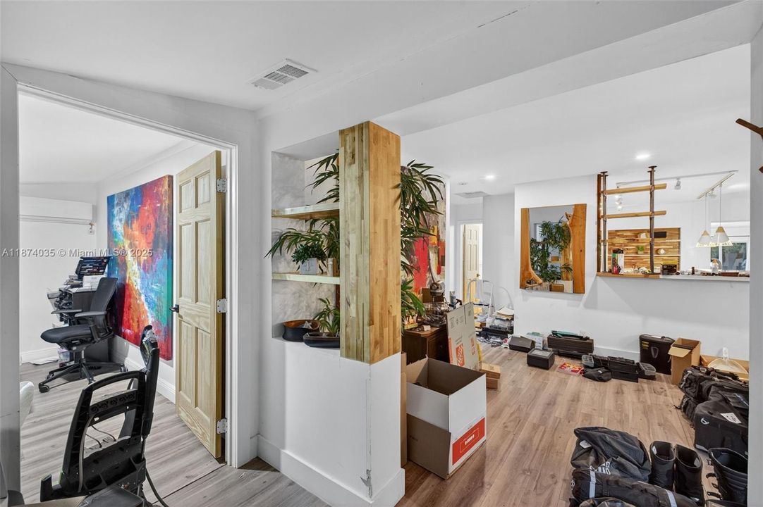 Activo con contrato: $669,000 (4 camas, 2 baños, 2608 Pies cuadrados)