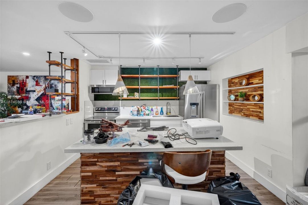 Activo con contrato: $669,000 (4 camas, 2 baños, 2608 Pies cuadrados)