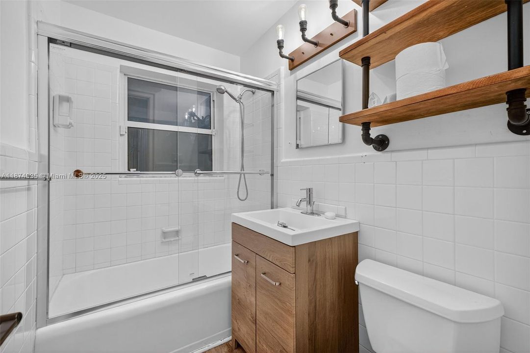 Activo con contrato: $669,000 (4 camas, 2 baños, 2608 Pies cuadrados)