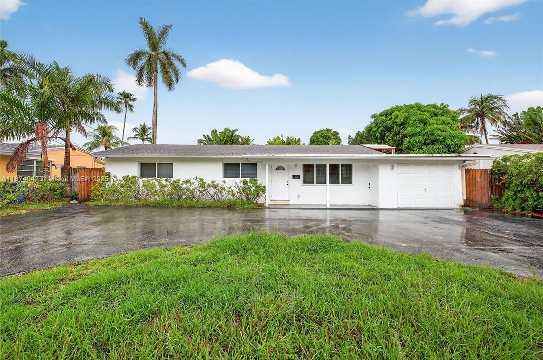 Active With Contract: $999,000 (5 beds, 4 baths, 2171 Square Feet)