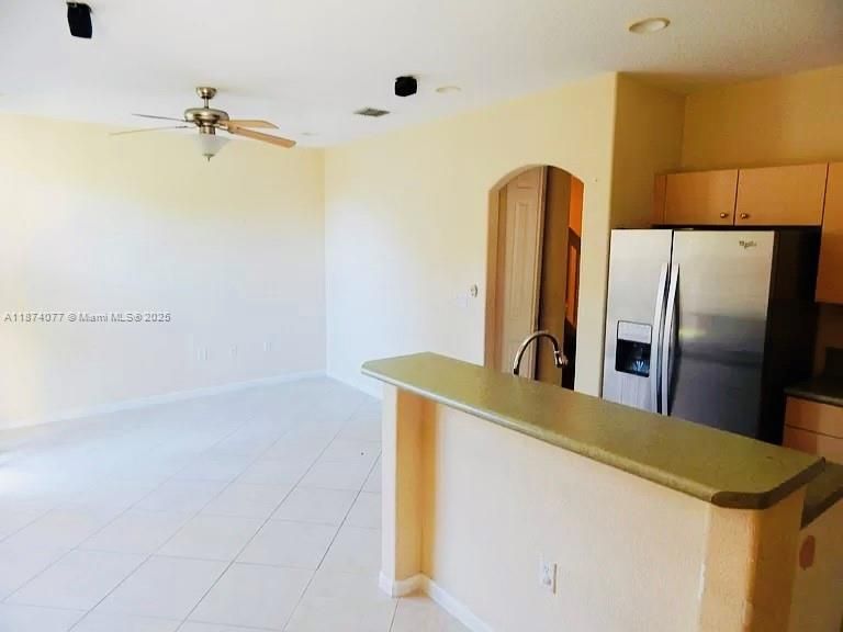 合同活跃: $2,650 (3 贝兹, 2 浴室, 1669 平方英尺)