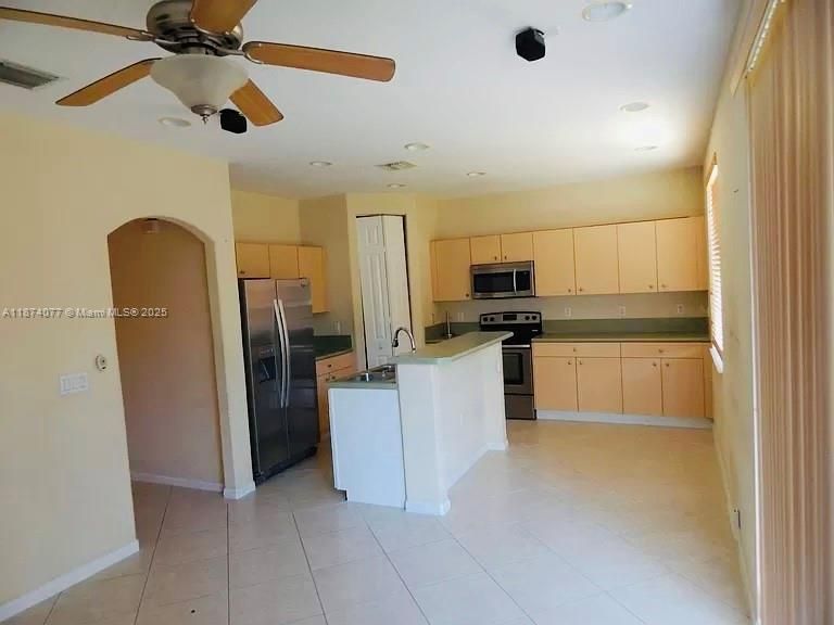 合同活跃: $2,650 (3 贝兹, 2 浴室, 1669 平方英尺)