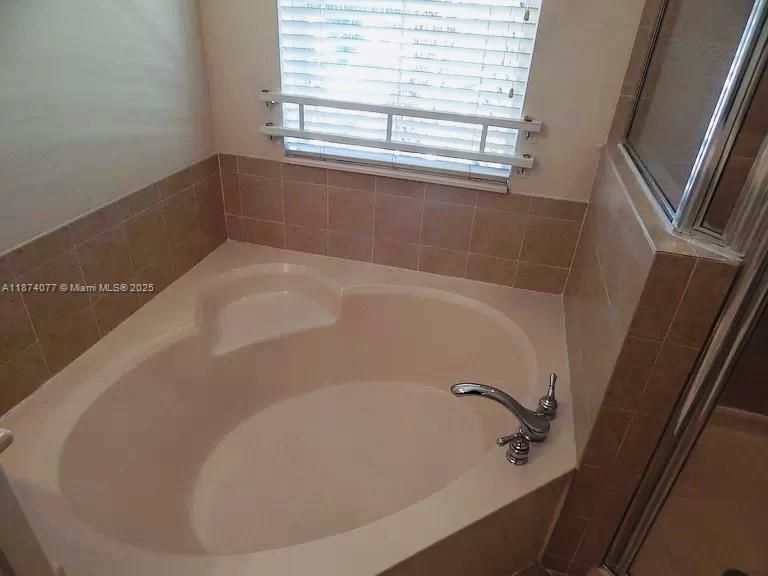 合同活跃: $2,650 (3 贝兹, 2 浴室, 1669 平方英尺)