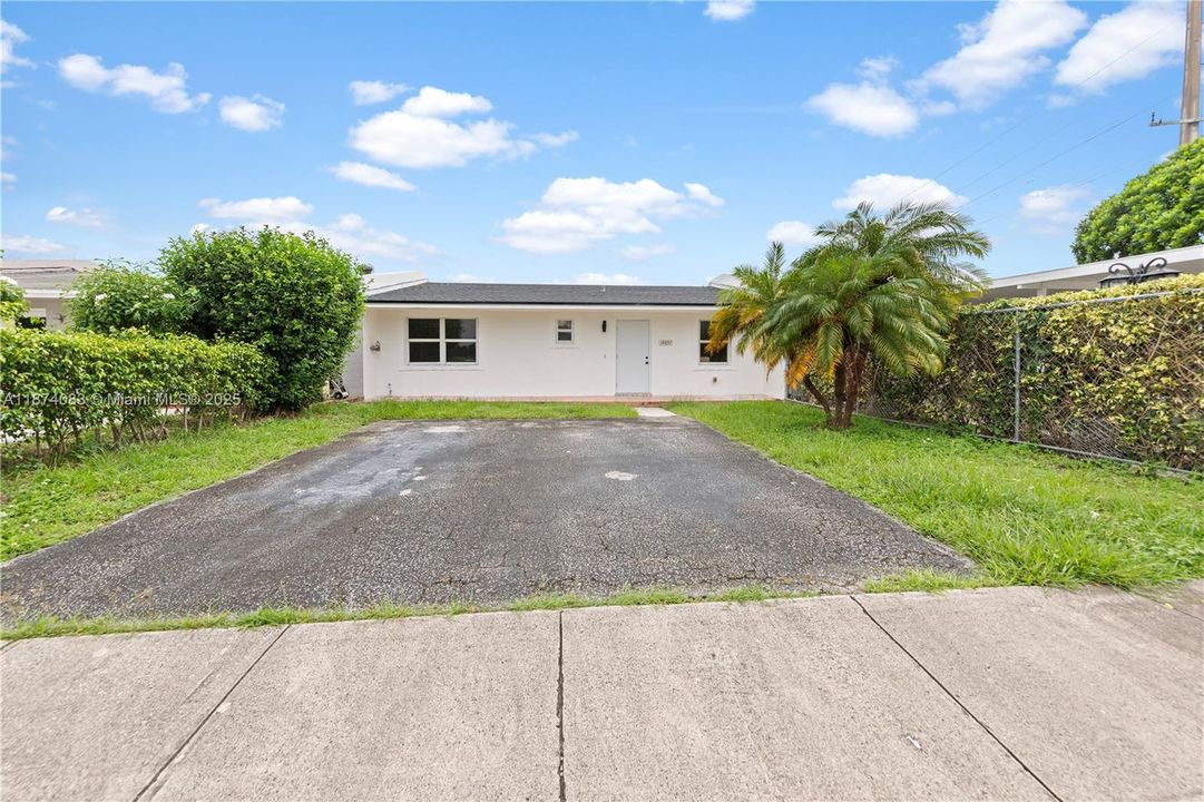 Active With Contract: $450,000 (3 beds, 2 baths, 965 Square Feet)