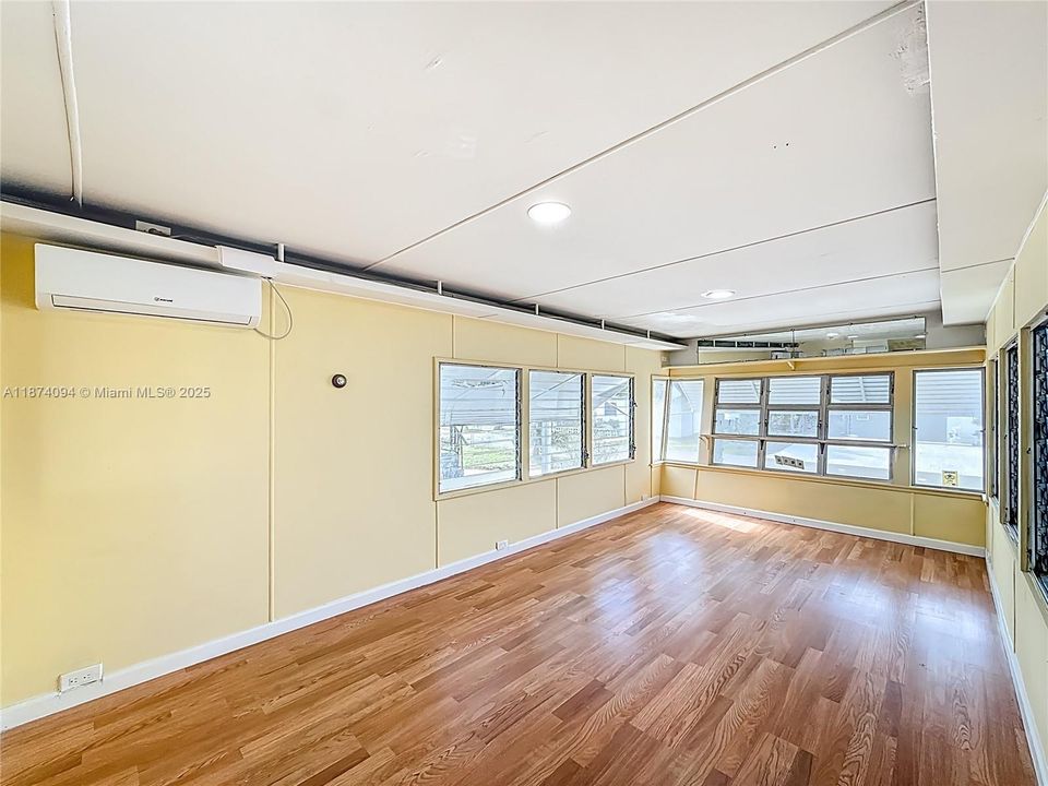 For Sale: $94,999 (2 beds, 1 baths, 720 Square Feet)