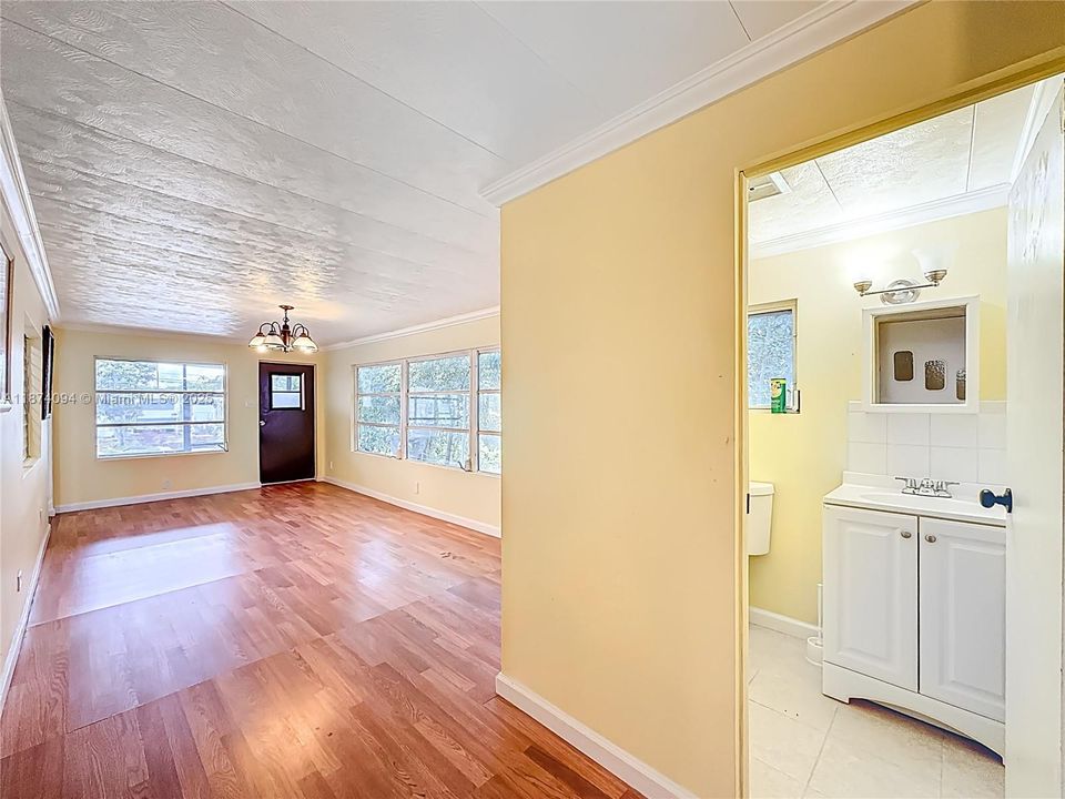 For Sale: $94,999 (2 beds, 1 baths, 720 Square Feet)