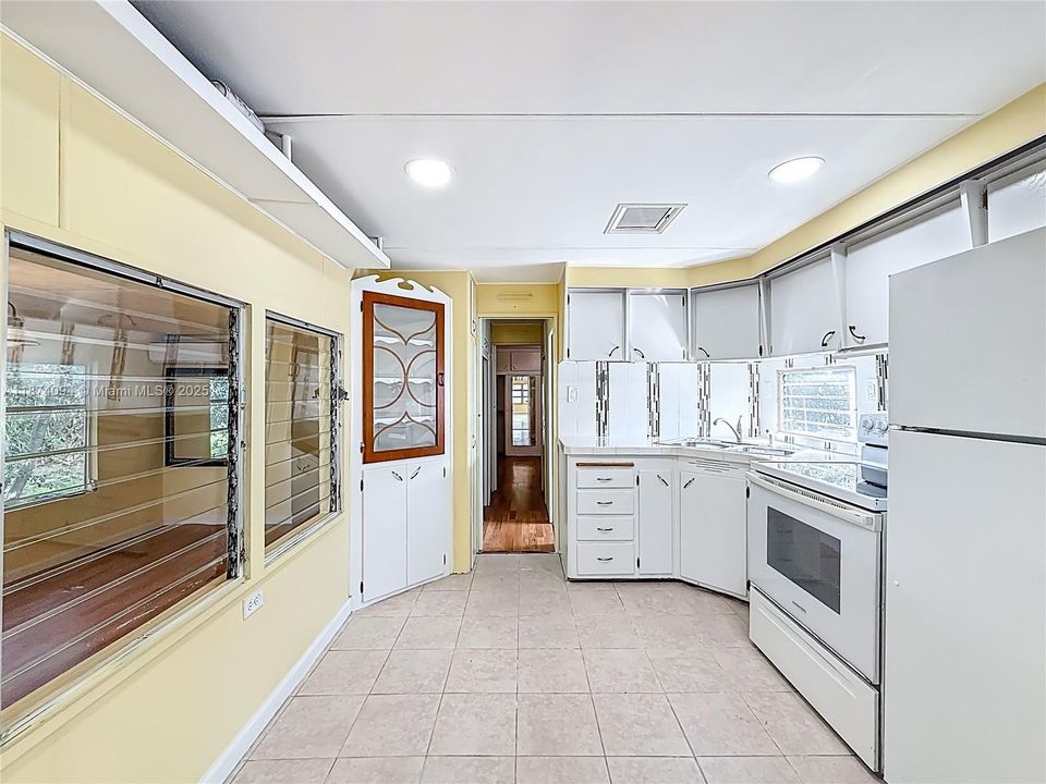 For Sale: $94,999 (2 beds, 1 baths, 720 Square Feet)