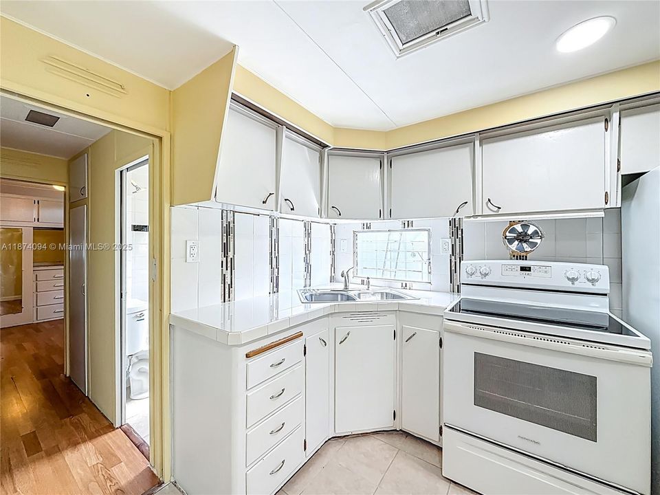 For Sale: $94,999 (2 beds, 1 baths, 720 Square Feet)