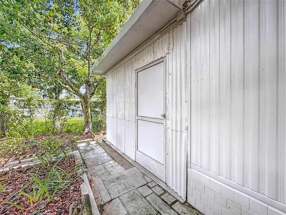 For Sale: $94,999 (2 beds, 1 baths, 720 Square Feet)