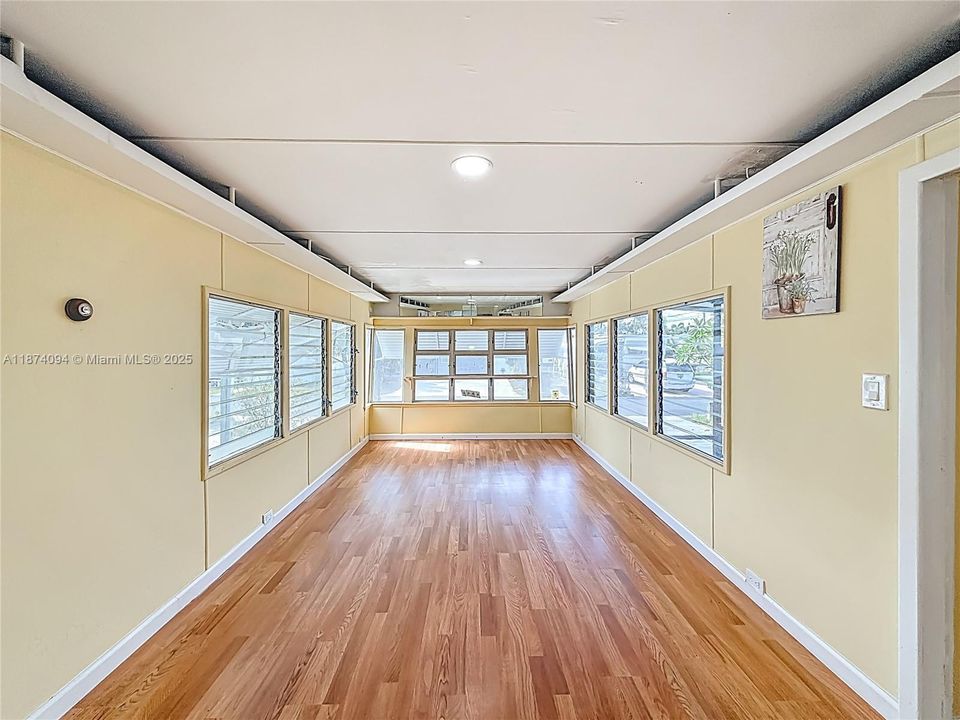 For Sale: $94,999 (2 beds, 1 baths, 720 Square Feet)