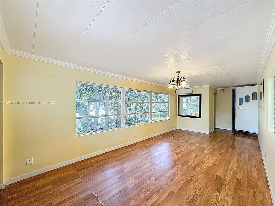 For Sale: $94,999 (2 beds, 1 baths, 720 Square Feet)