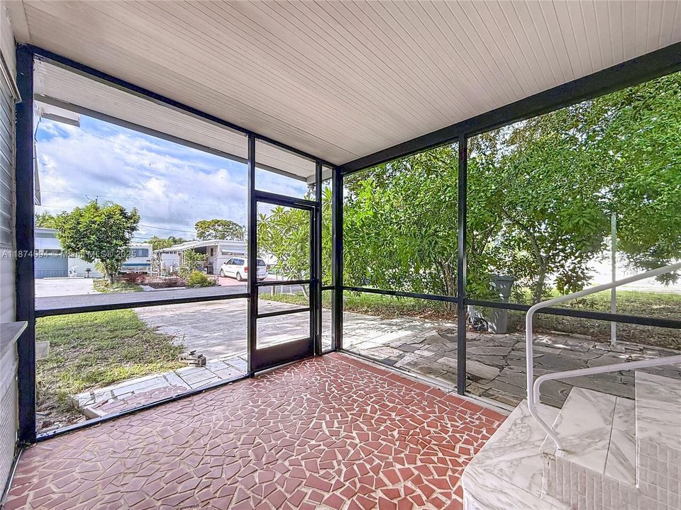 For Sale: $94,999 (2 beds, 1 baths, 720 Square Feet)