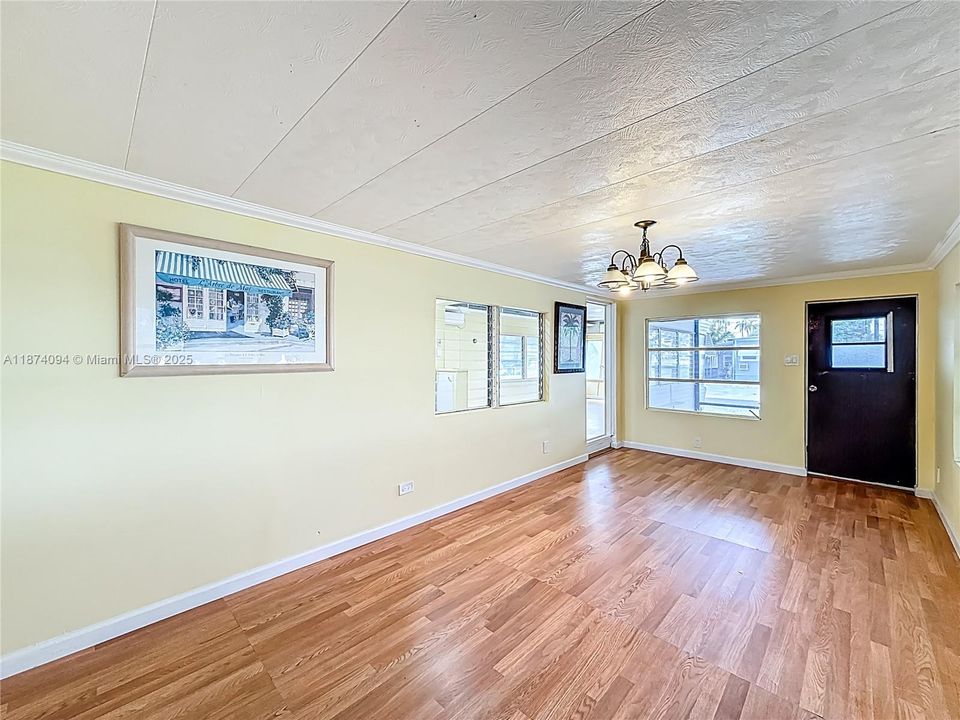 For Sale: $94,999 (2 beds, 1 baths, 720 Square Feet)