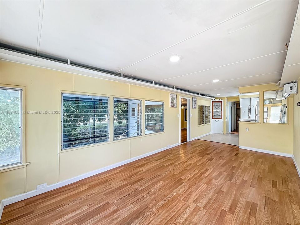 For Sale: $94,999 (2 beds, 1 baths, 720 Square Feet)