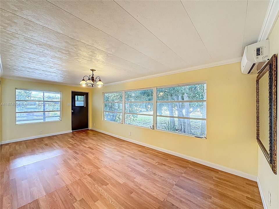 For Sale: $94,999 (2 beds, 1 baths, 720 Square Feet)