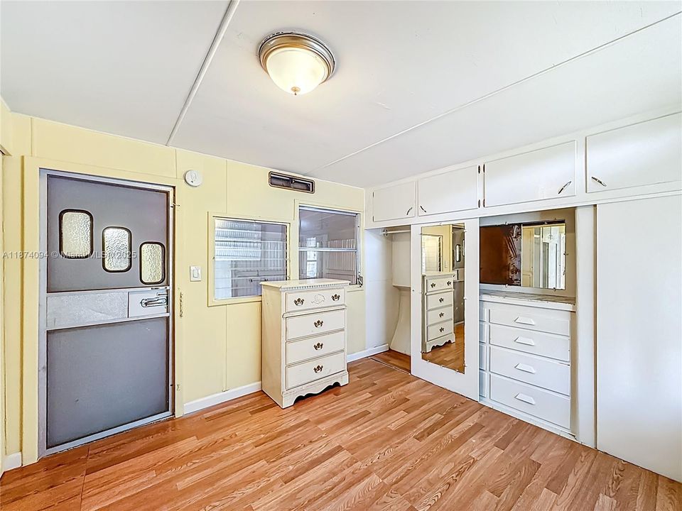 For Sale: $94,999 (2 beds, 1 baths, 720 Square Feet)