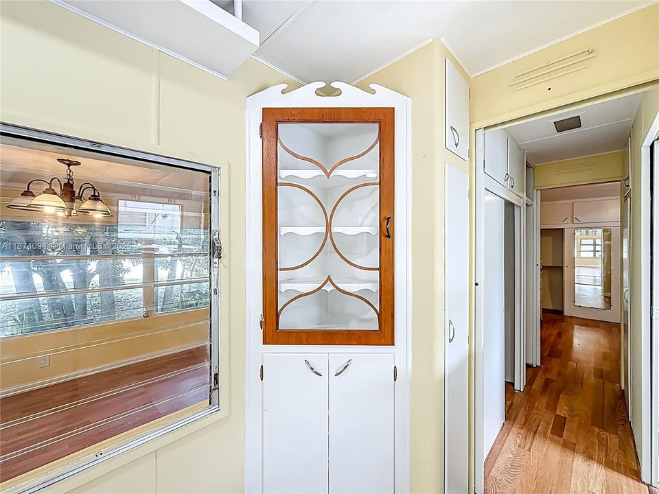 For Sale: $94,999 (2 beds, 1 baths, 720 Square Feet)