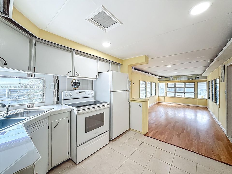 For Sale: $94,999 (2 beds, 1 baths, 720 Square Feet)