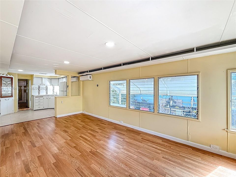 For Sale: $94,999 (2 beds, 1 baths, 720 Square Feet)