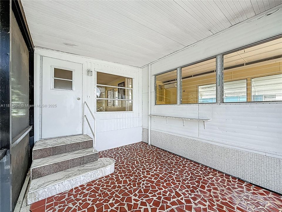 For Sale: $94,999 (2 beds, 1 baths, 720 Square Feet)