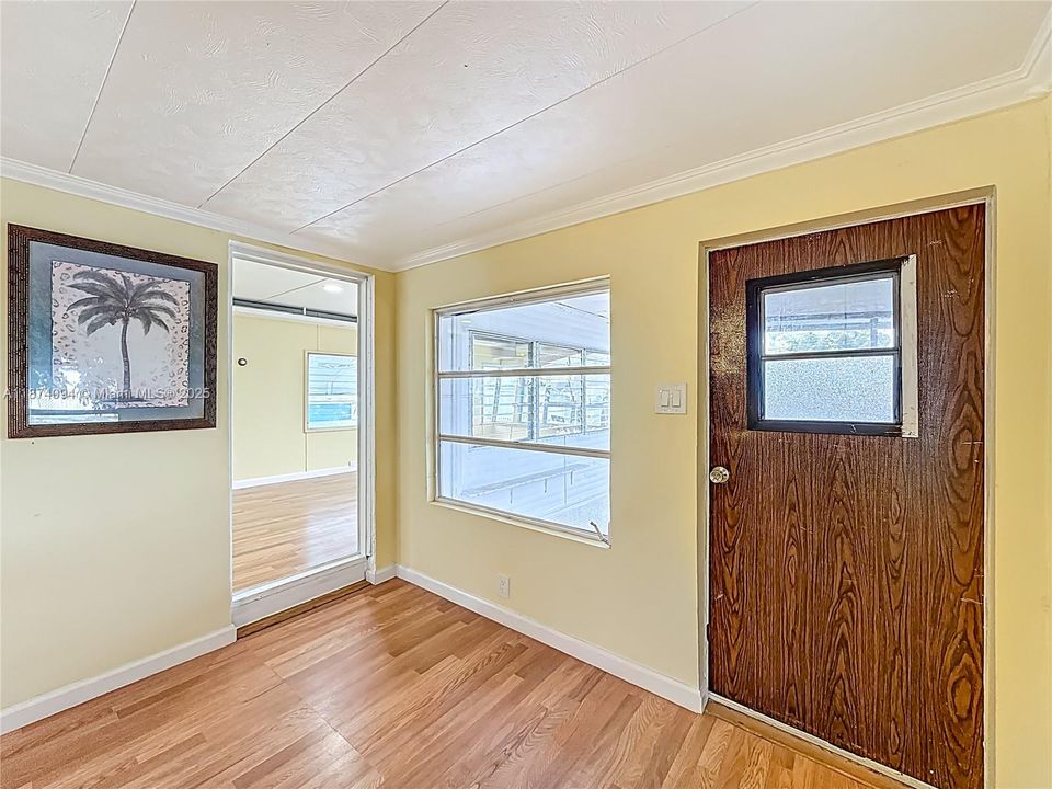 For Sale: $94,999 (2 beds, 1 baths, 720 Square Feet)