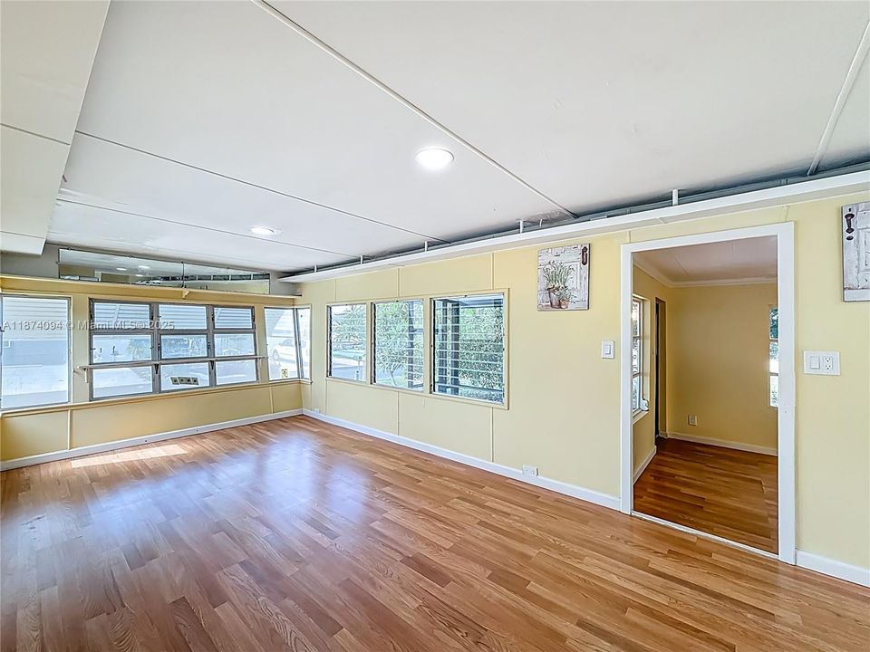 For Sale: $94,999 (2 beds, 1 baths, 720 Square Feet)