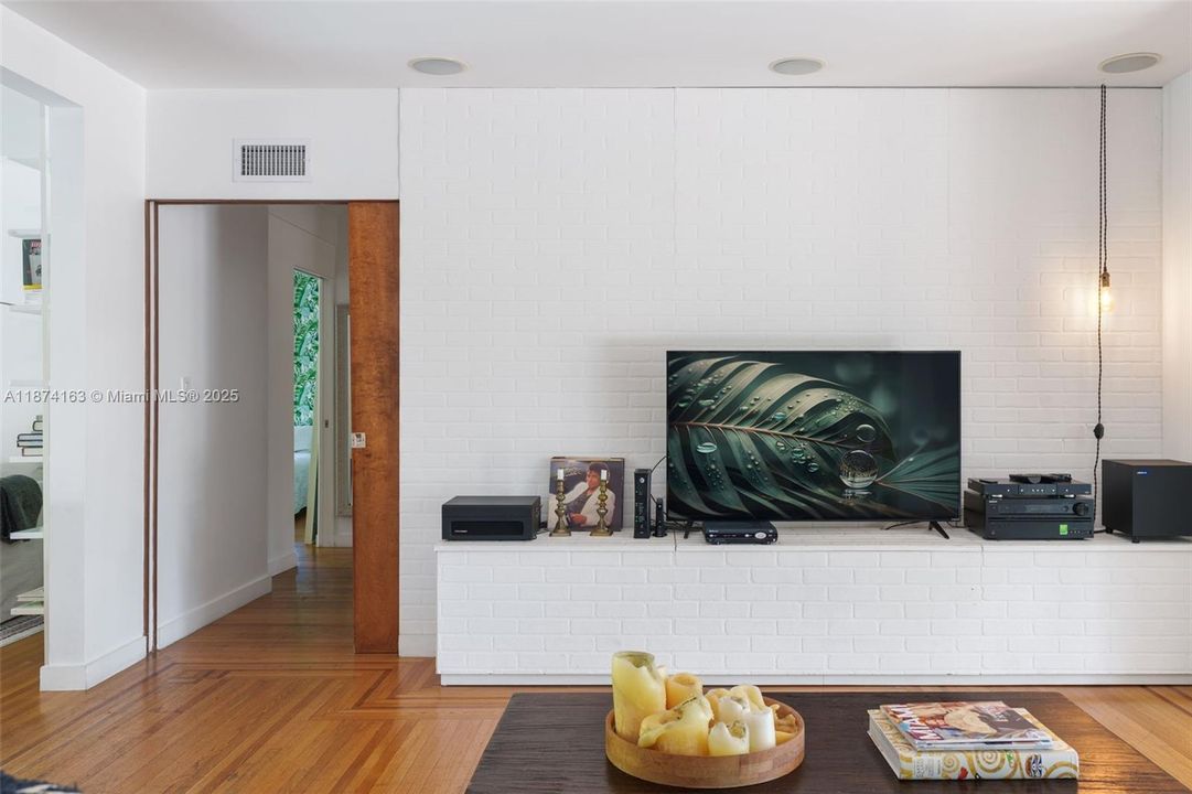 合同活跃: $1,950,000 (3 贝兹, 2 浴室, 1939 平方英尺)