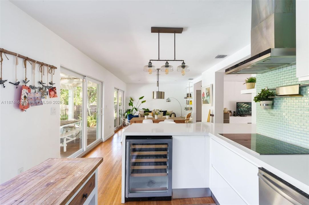 合同活跃: $1,950,000 (3 贝兹, 2 浴室, 1939 平方英尺)