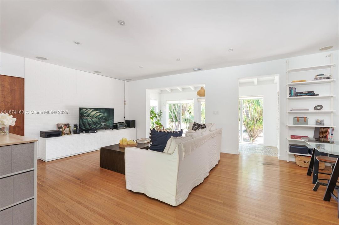 合同活跃: $1,950,000 (3 贝兹, 2 浴室, 1939 平方英尺)