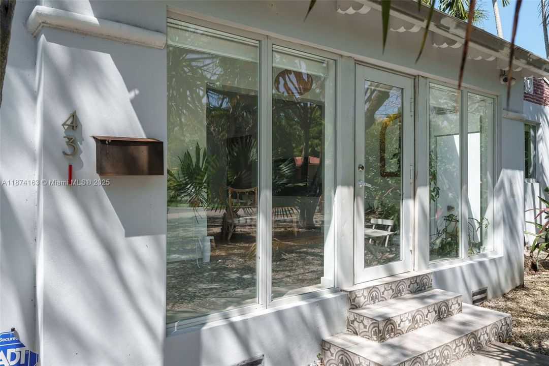 合同活跃: $1,950,000 (3 贝兹, 2 浴室, 1939 平方英尺)